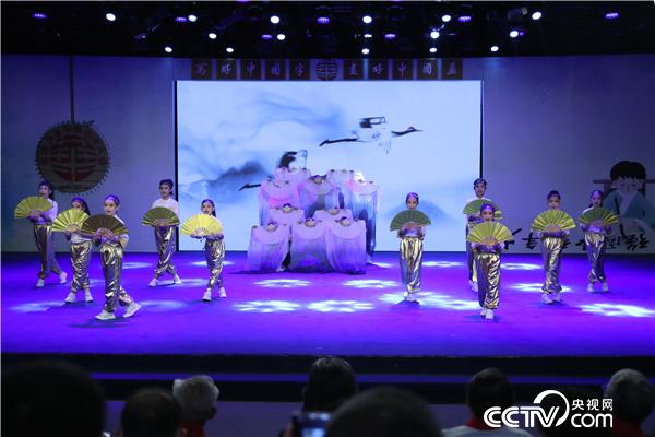 首都師範大學(xué)附屬小(xiǎo)學(xué)柳明校區(qū)學(xué)生帶來開場節目《唐詩宋詞》 